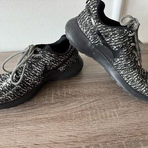 Rare Vintage Women’s Nike Black and White Knit Sneakers So Comfortable!